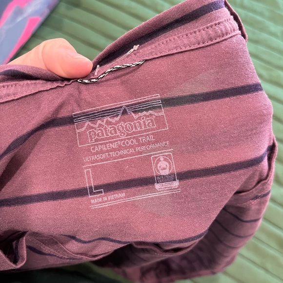⚪️Patagonia Women's Rashguard in purple Stripes - Picture 3 of 3